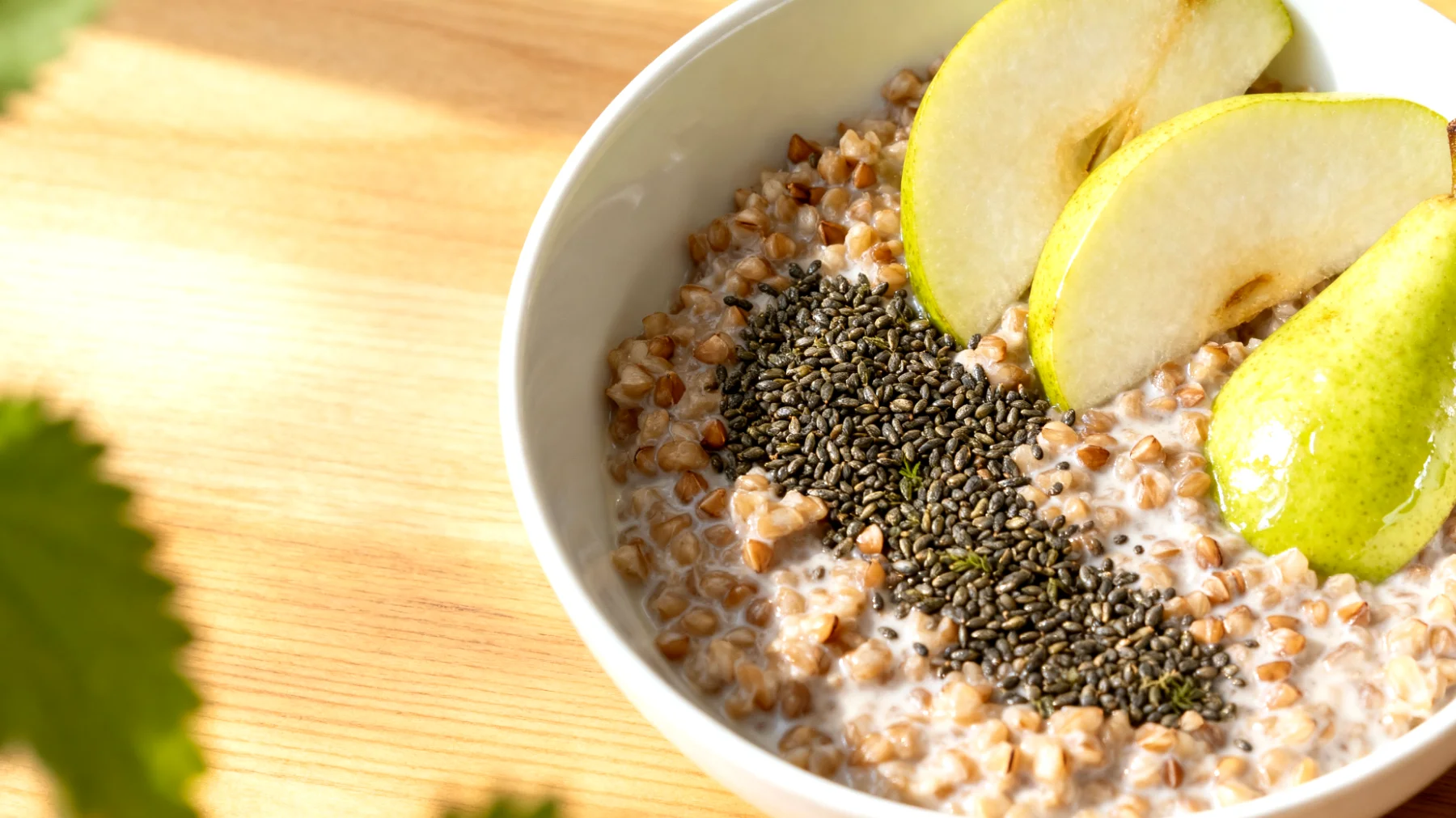 Buchweizen-Porridge mit Brennnesselsamen und Birne"
