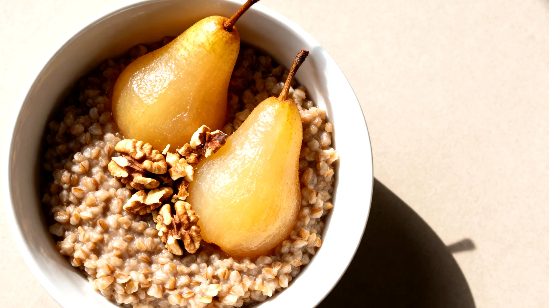 Buchweizen-Porridge mit gedünsteten Birnen und Walnüssen"