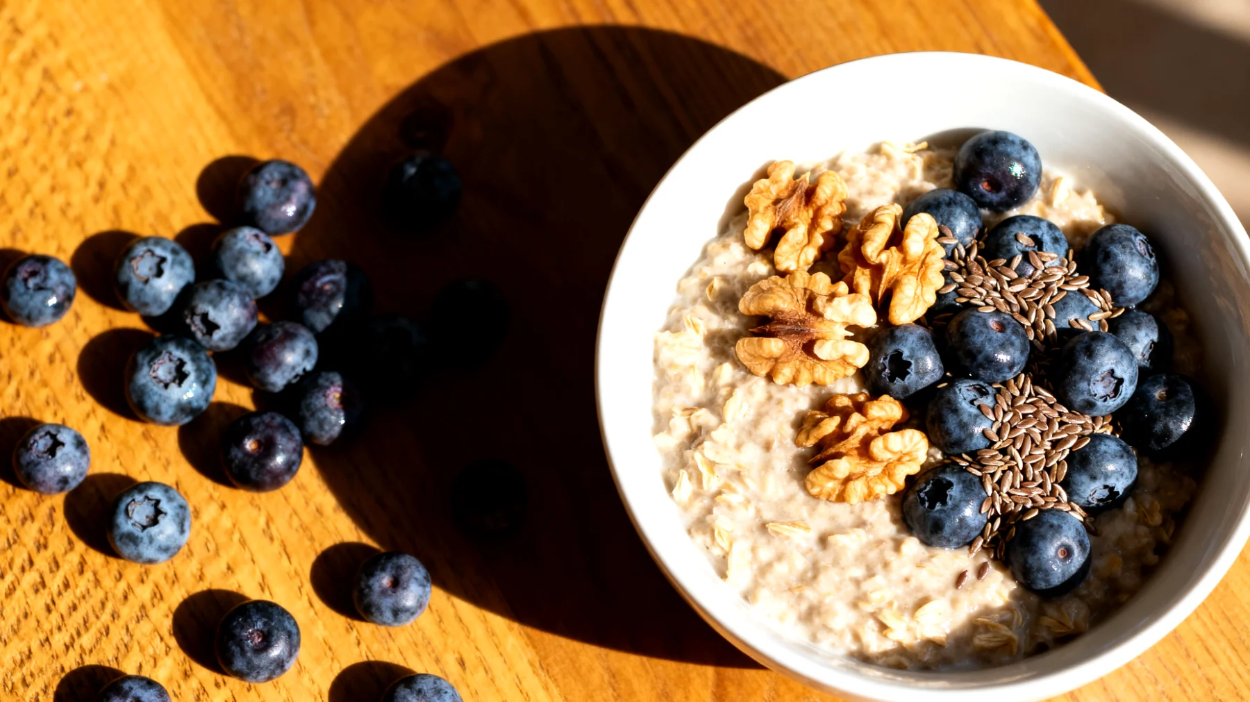Hafer-Porridge mit Walnüssen, Leinsamen und Blaubeeren"