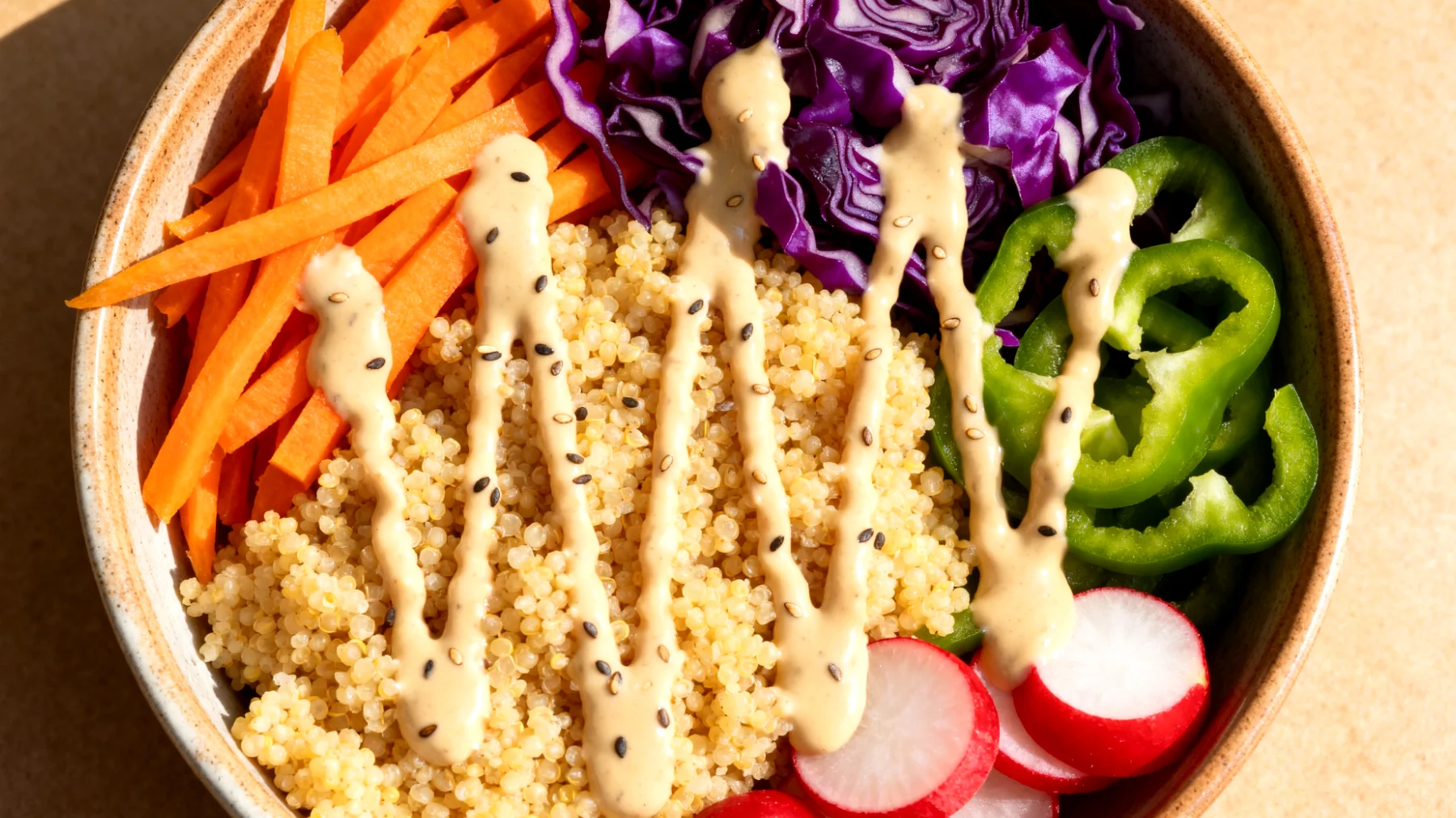 Hirsesalat mit fermentiertem Gemüse und Tahini-Dressing"