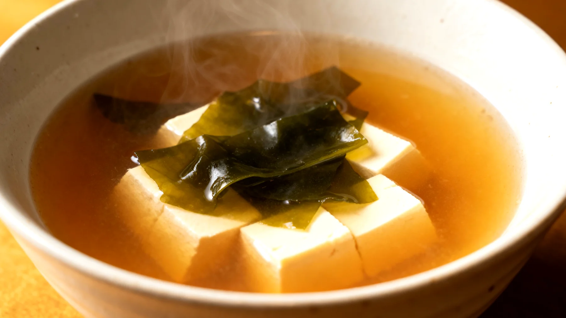 Miso-Suppe mit Wakame-Algen und Seidentofu"
