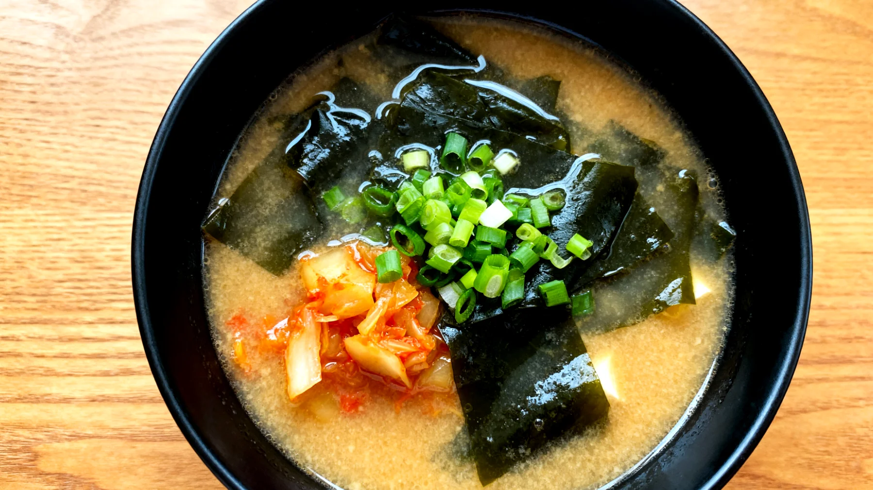 Miso-Suppe mit Wakame-Algen und fermentiertem Gemüse"
