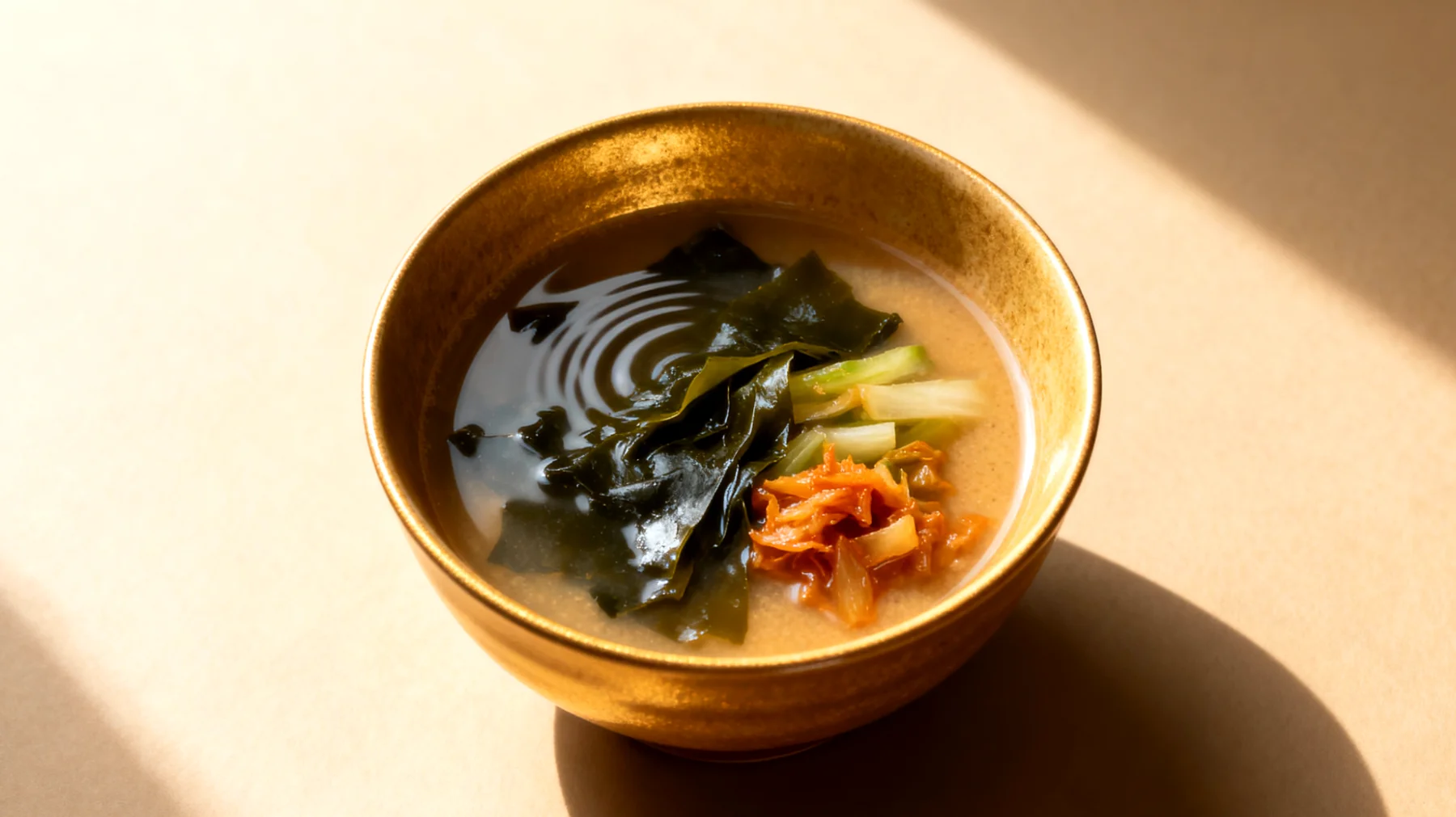 Miso-Suppe mit Wakame-Algen und fermentiertem Gemüse"