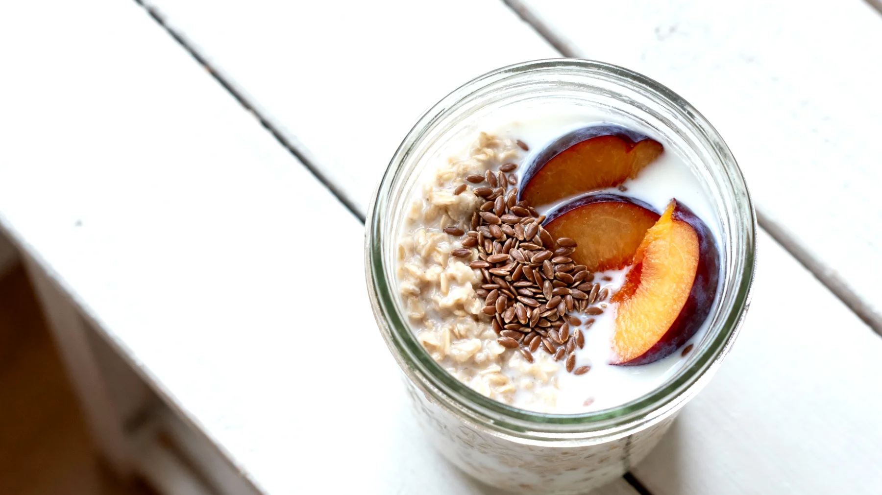 Overnight Oats mit Leinsamen, Pflaumen und Kefir"