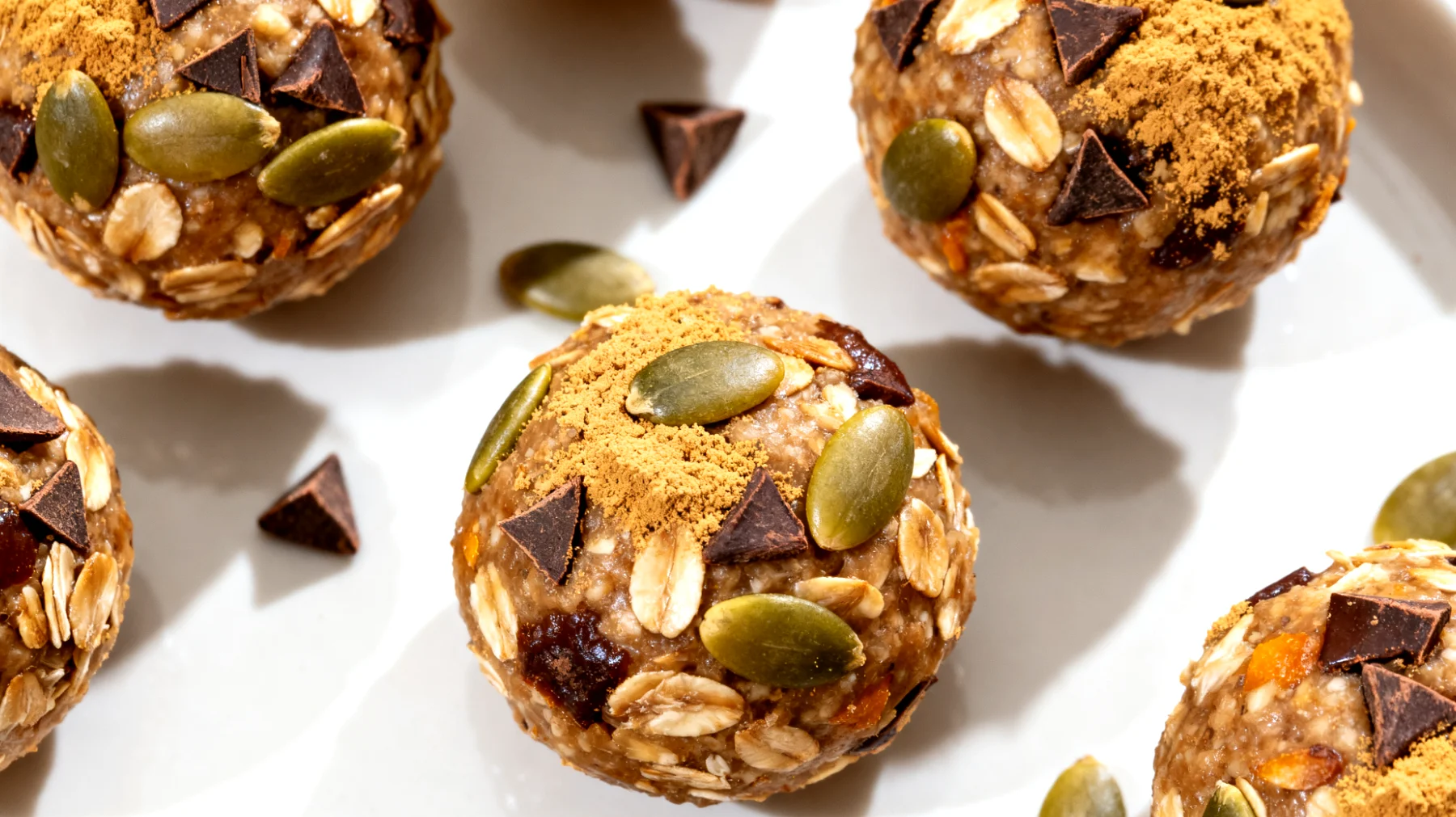 Ashwagandha-Hafer-Energiebällchen mit Kakao-Nibs und Kürbiskernen"