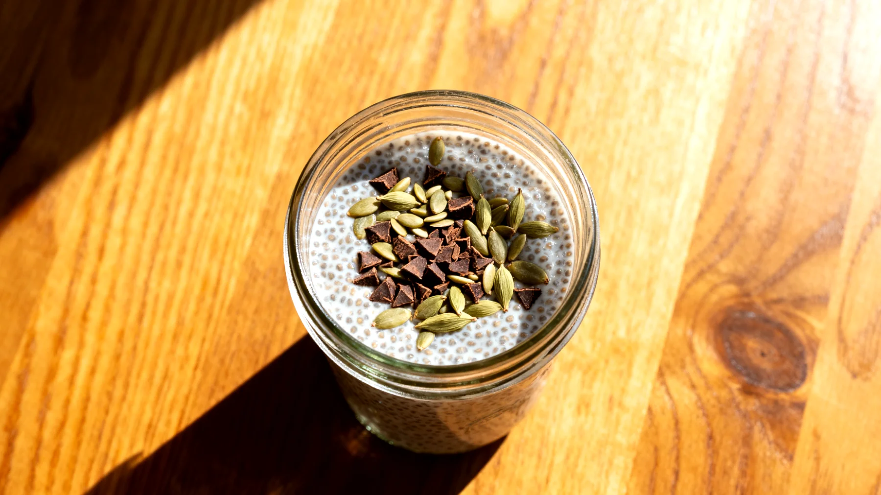 Chiasamen-Pudding mit Hanfsamen und Kakao-Nibs"