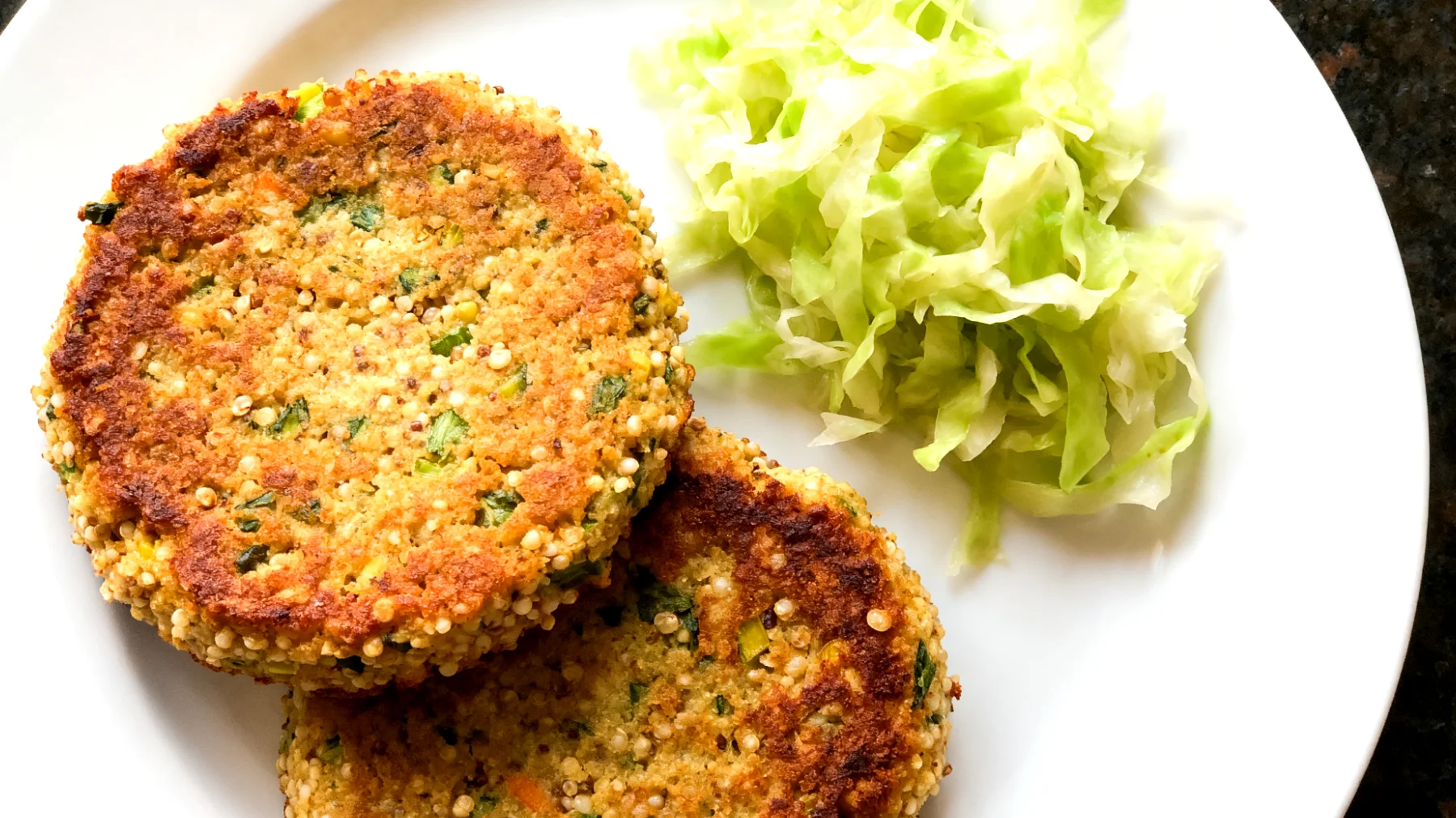 Okara-Gemüse-Bratlinge mit Quinoa und Sauerkraut"